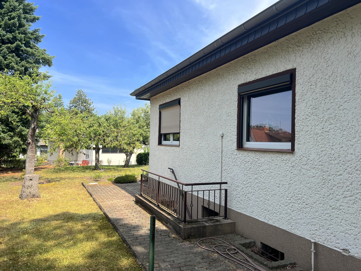 RESERVIERT | PROVISIONSFREI |
Bungalow mit Wintergarten & Garage; grüne und beliebte Wohngegend