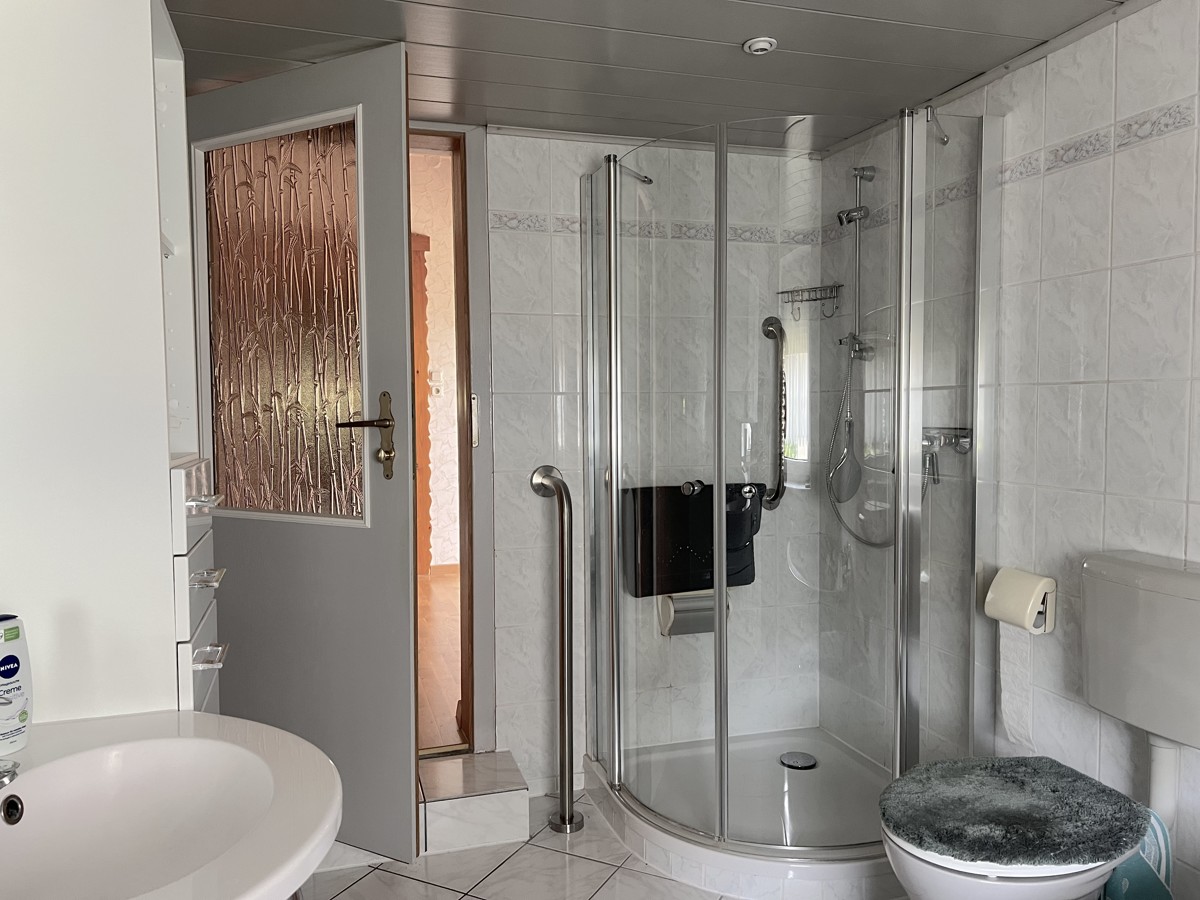 RESERVIERT | PROVISIONSFREI |
Bungalow mit Wintergarten & Garage; grüne und beliebte Wohngegend