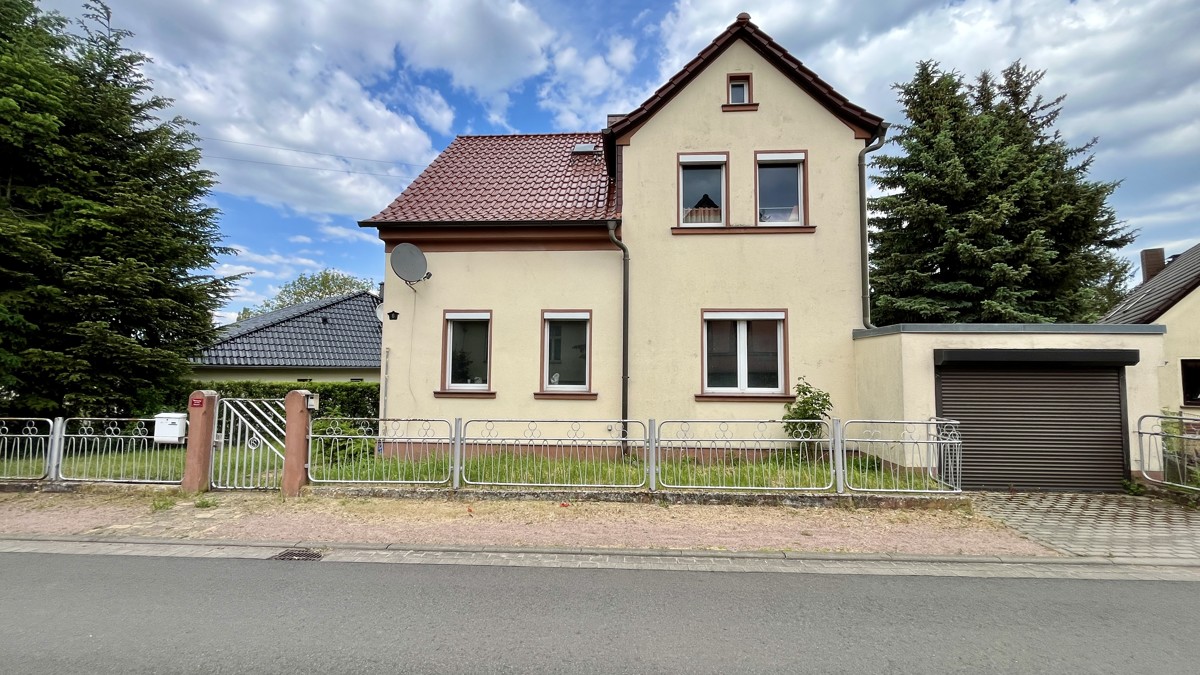 PROVISIONSFREI|Freistehendes Einfamilienhaus mit 5 Zimmern, Nebengelass und 3 Garagen