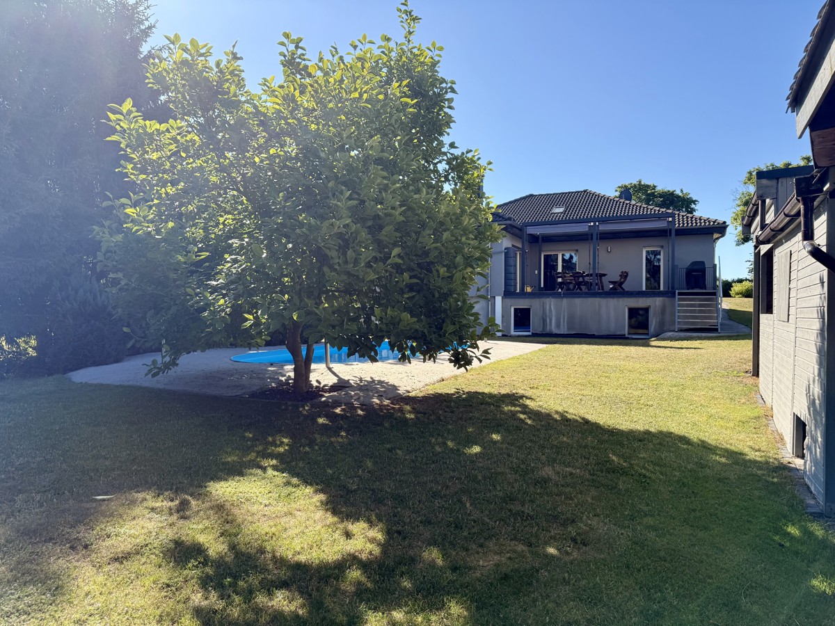 FAMILIENFREUNDLICHER BUNGALOW | Pool + Grundstück + Sauna + viel Platz und Komfort!
