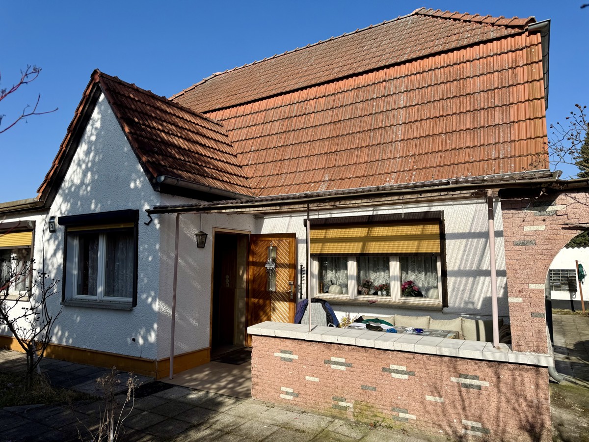 SPANNENDE GELEGENHEIT | Großzügiges Einfamilienhaus zum sanieren mit einem MEGA Pool für heiße Tage!