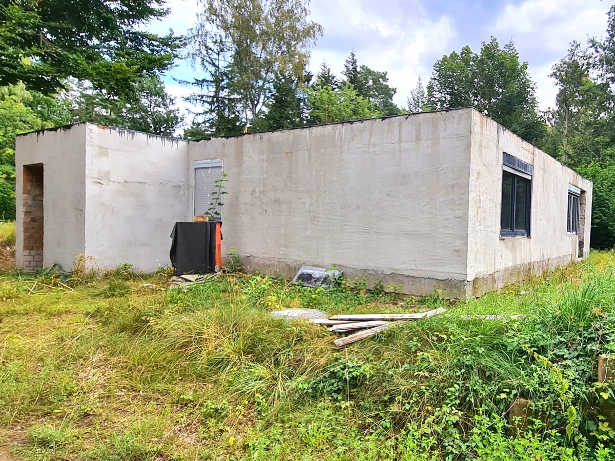 FINALER PREIS + PROVISIONSFREI | 25.000qm Grundstück mit Rohbau-Bungalow, Garage und Forsthaus