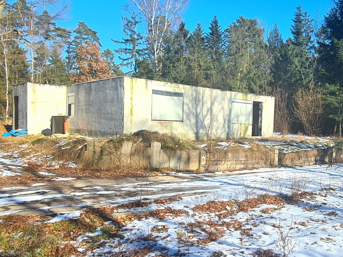 FINALER PREIS + PROVISIONSFREI | 25.000qm Grundstück mit Rohbau-Bungalow, Garage und Forsthaus