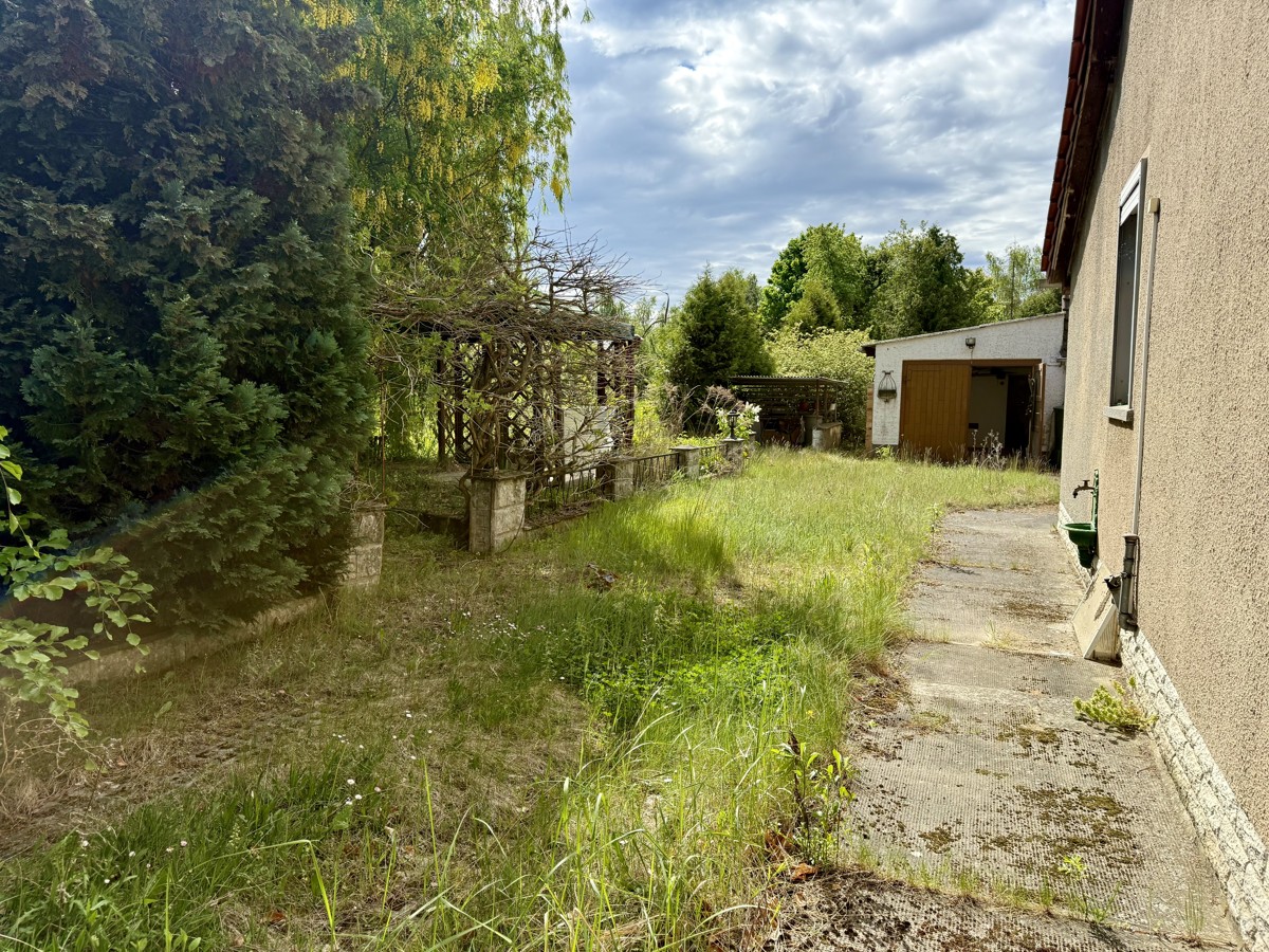 GROßZÜGIGES GRUNDSTÜCK 2.187 m² MIT DHH – Handwerkliches Geschick gefragt, sofort bezugsbereit!