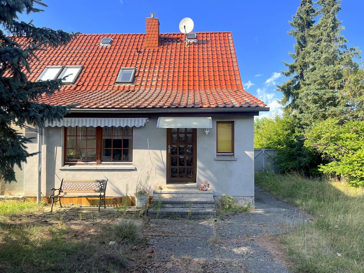 GROßZÜGIGES GRUNDSTÜCK 2.187 m² MIT DHH – Handwerkliches Geschick gefragt, sofort bezugsbereit!