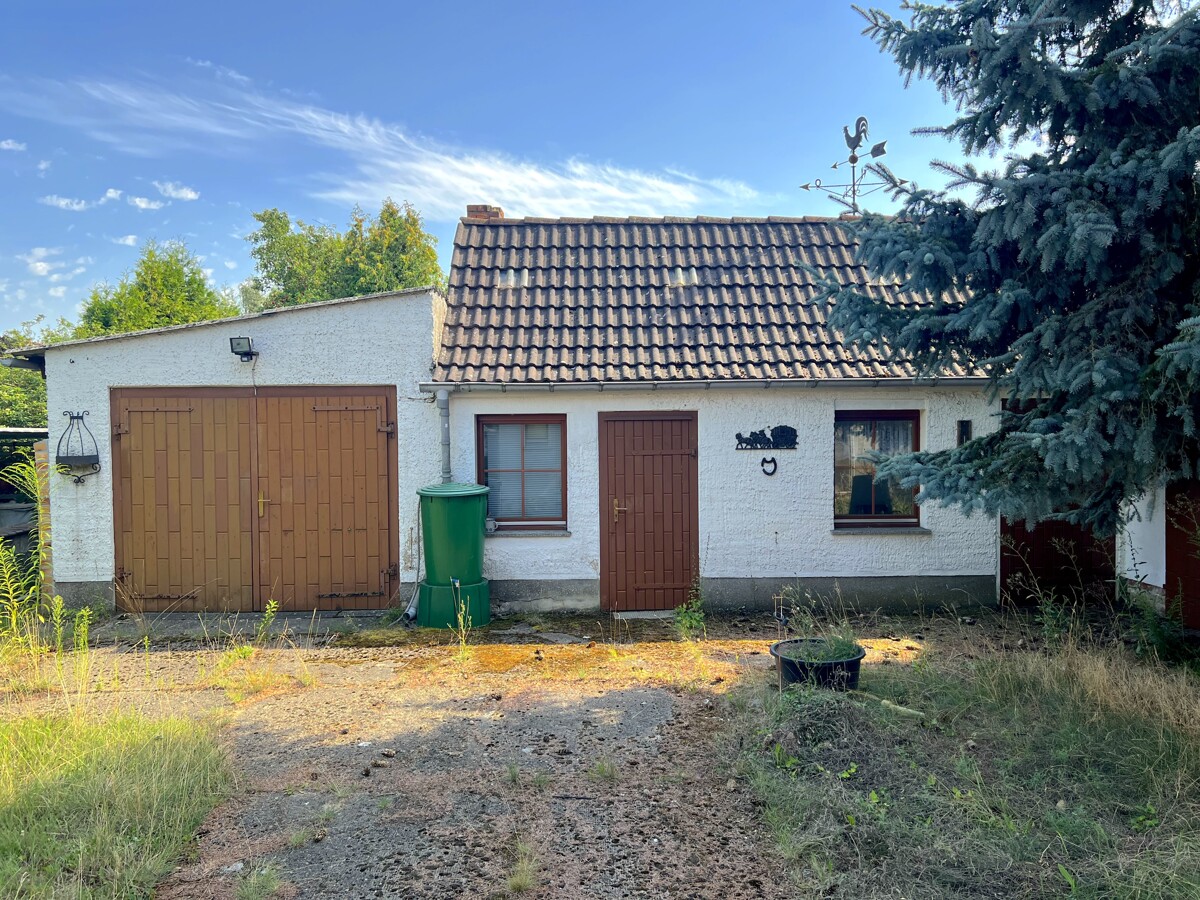 GROßZÜGIGES GRUNDSTÜCK 2.187 m² MIT DHH – Handwerkliches Geschick gefragt, sofort bezugsbereit!