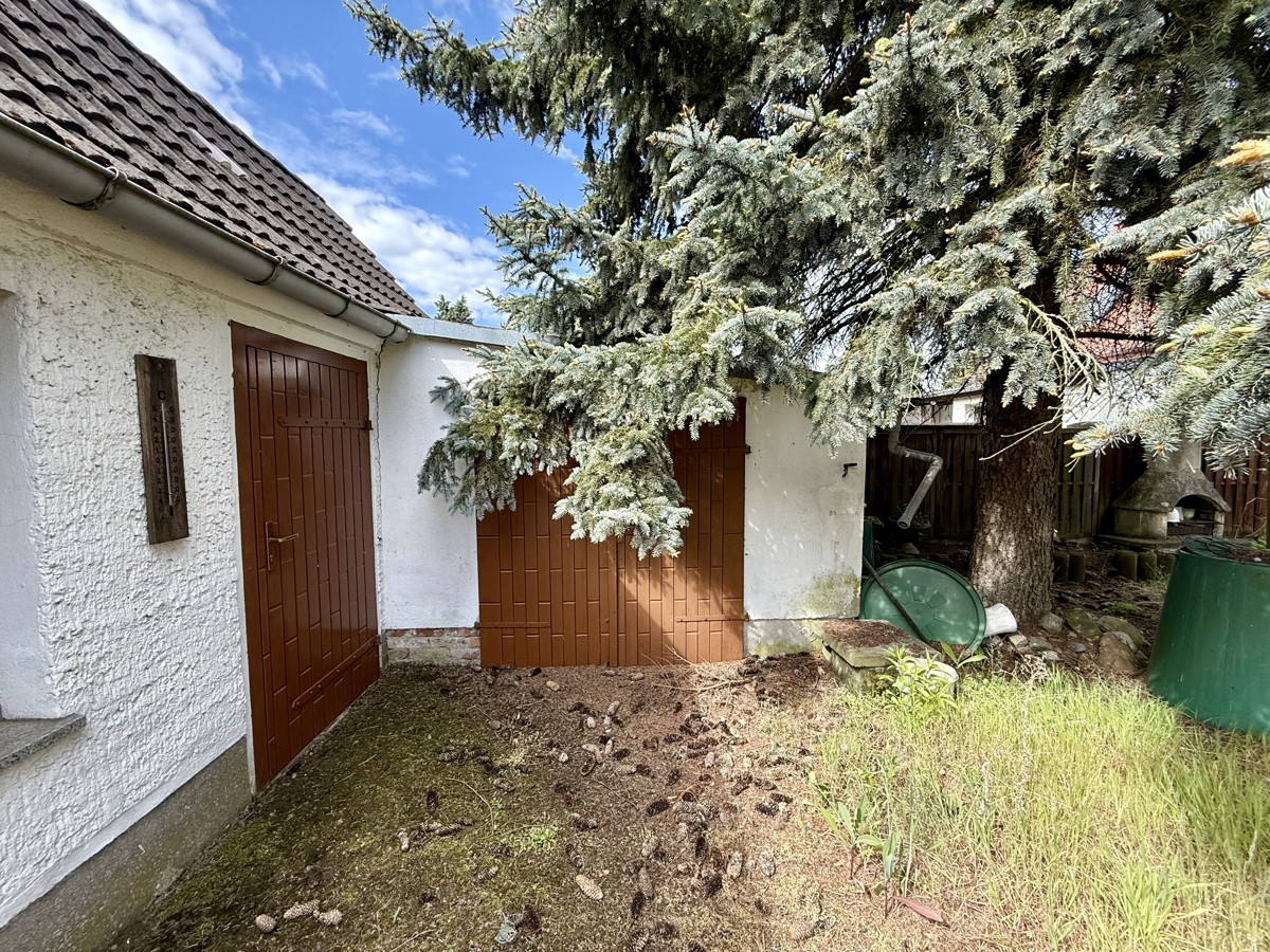 GROßZÜGIGES GRUNDSTÜCK 2.187 m² MIT DHH – Handwerkliches Geschick gefragt, sofort bezugsbereit!