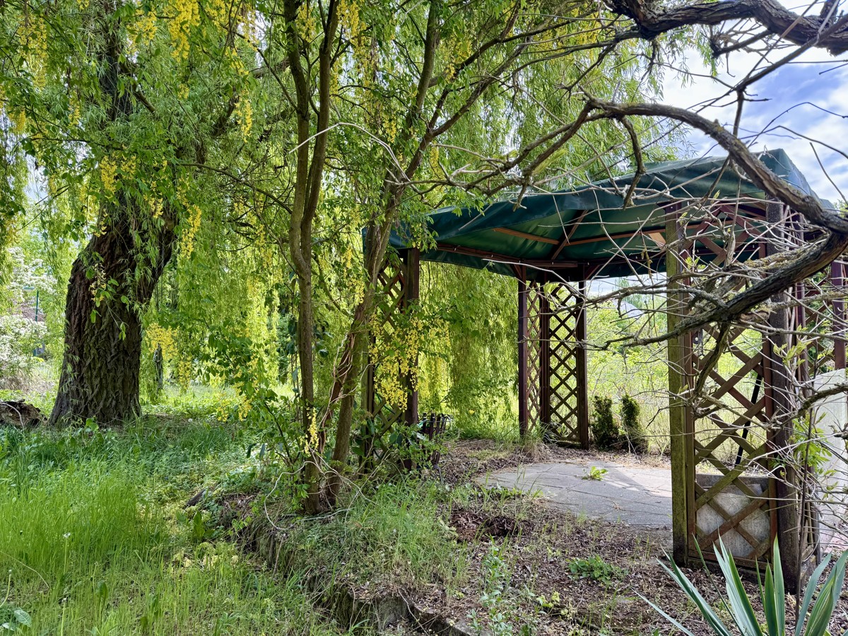 GROßZÜGIGES GRUNDSTÜCK 2.187 m² MIT DHH – Handwerkliches Geschick gefragt, sofort bezugsbereit!