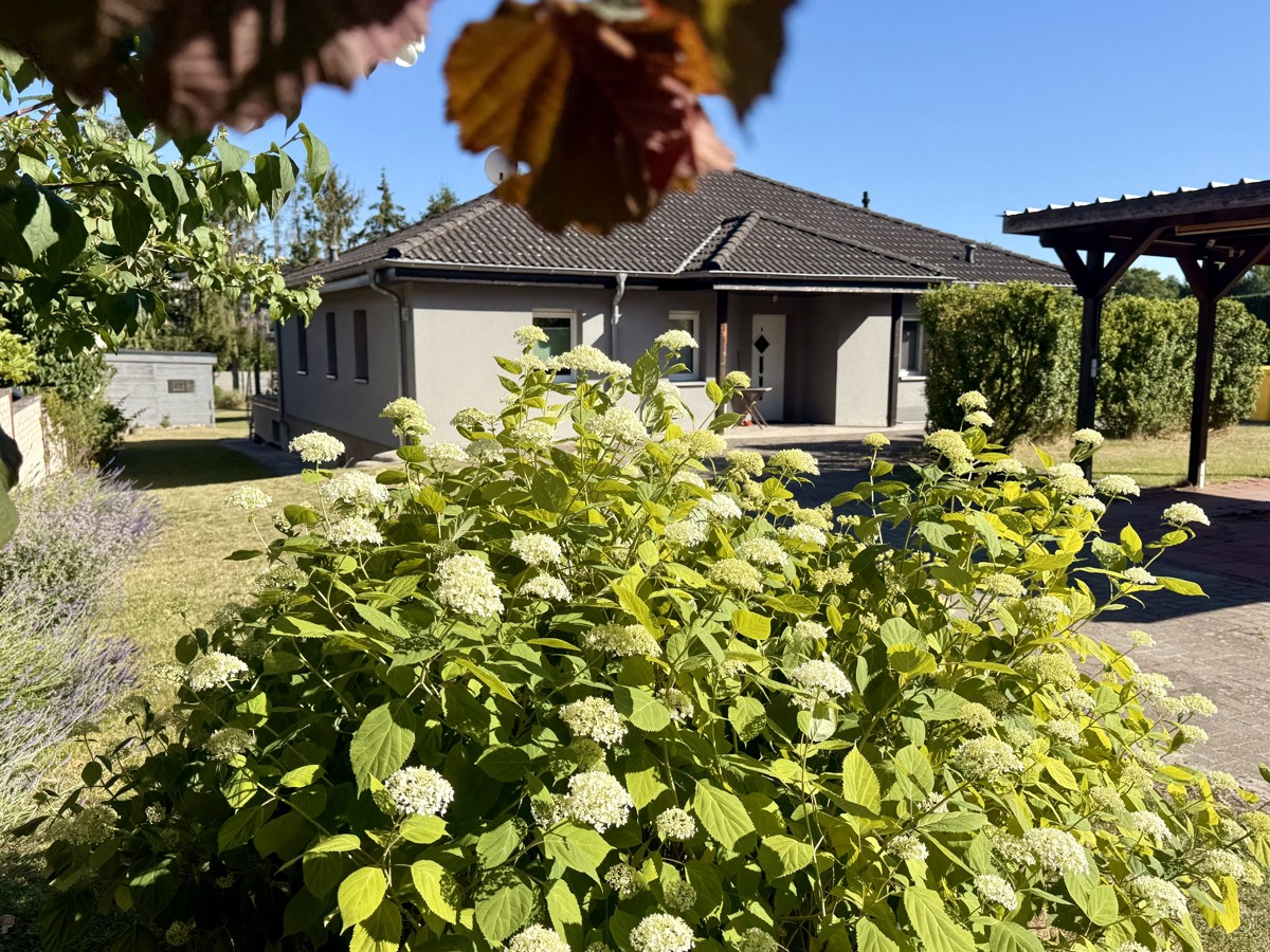 FAMILIENFREUNDLICHER BUNGALOW | Pool + Grundstück + Sauna + viel Platz und Komfort!