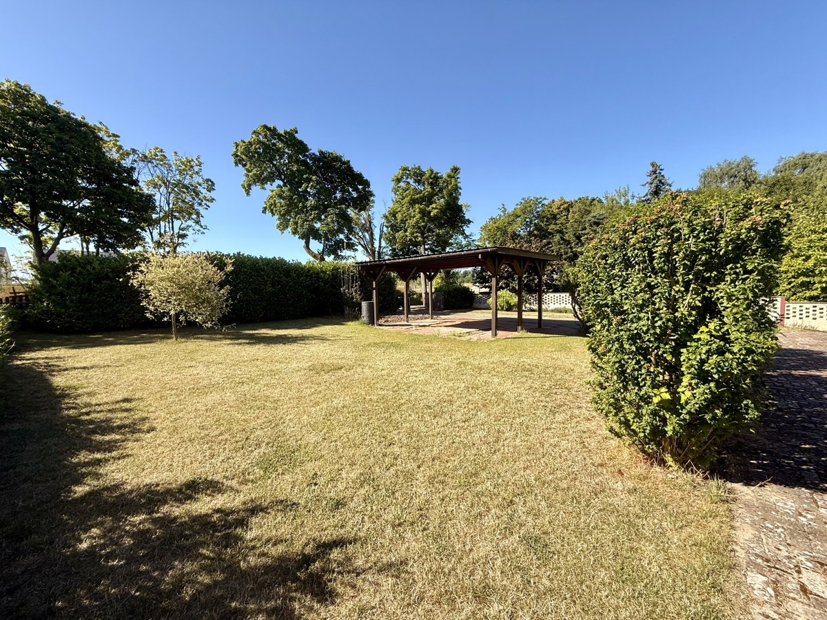 FAMILIENFREUNDLICHER BUNGALOW | Pool + Grundstück + Sauna + viel Platz und Komfort!