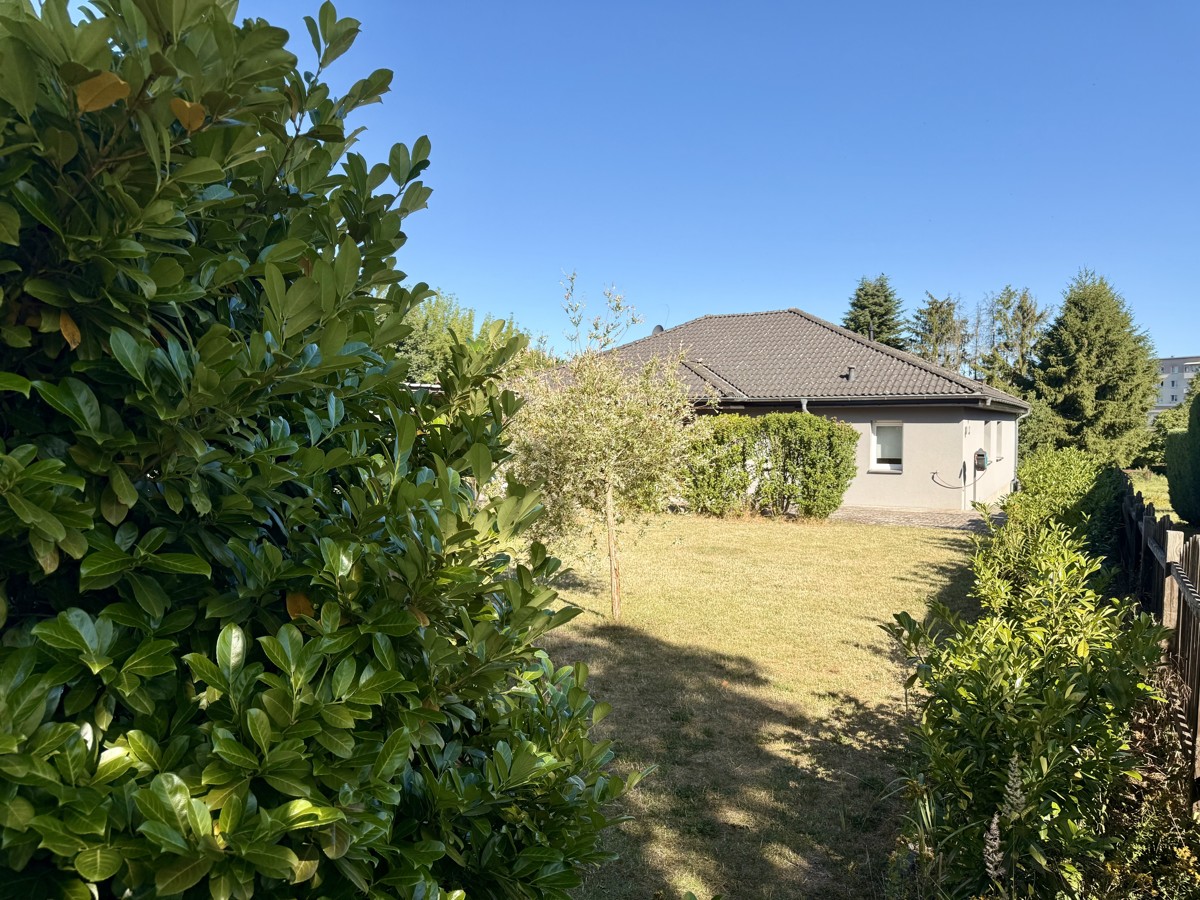 FAMILIENFREUNDLICHER BUNGALOW | Pool + Grundstück + Sauna + viel Platz und Komfort!