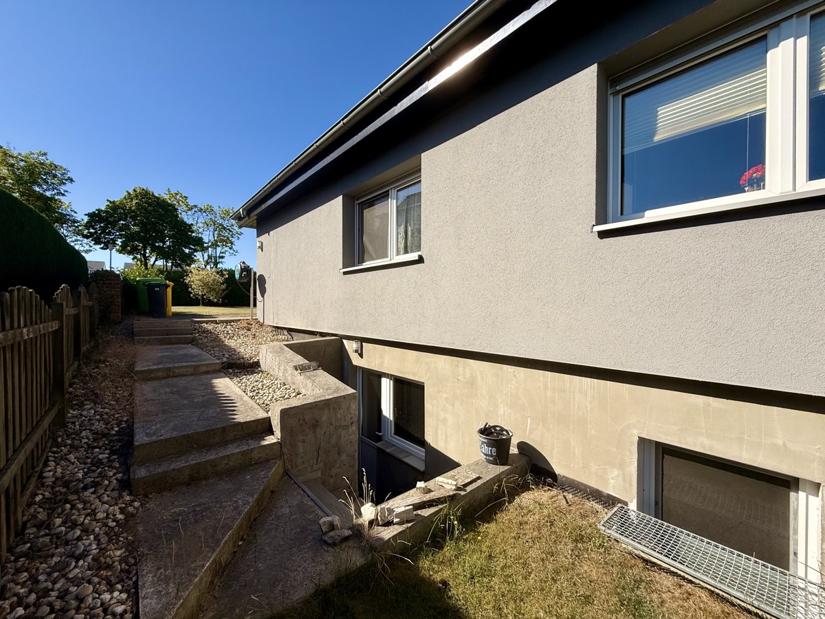 FAMILIENFREUNDLICHER BUNGALOW | Pool + Grundstück + Sauna + viel Platz und Komfort!