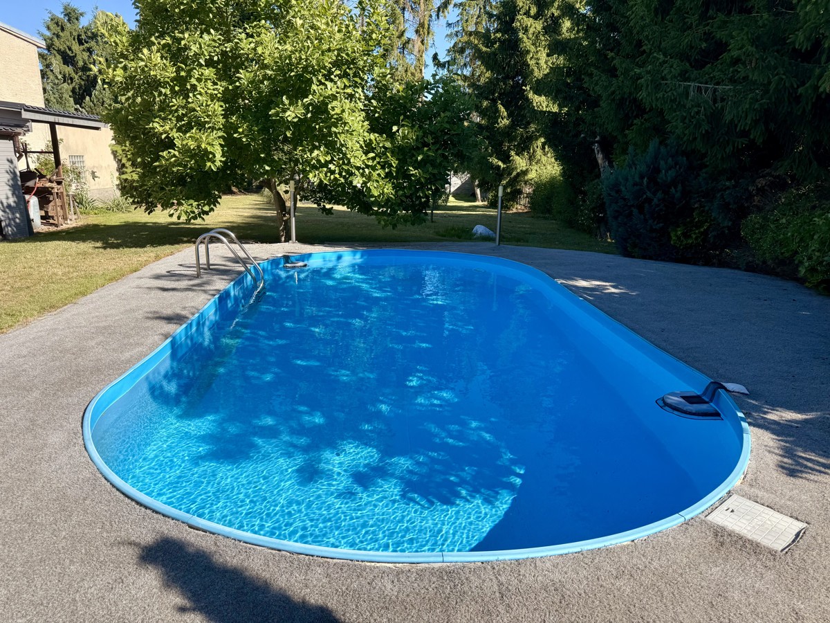 FAMILIENFREUNDLICHER BUNGALOW | Pool + Grundstück + Sauna + viel Platz und Komfort!