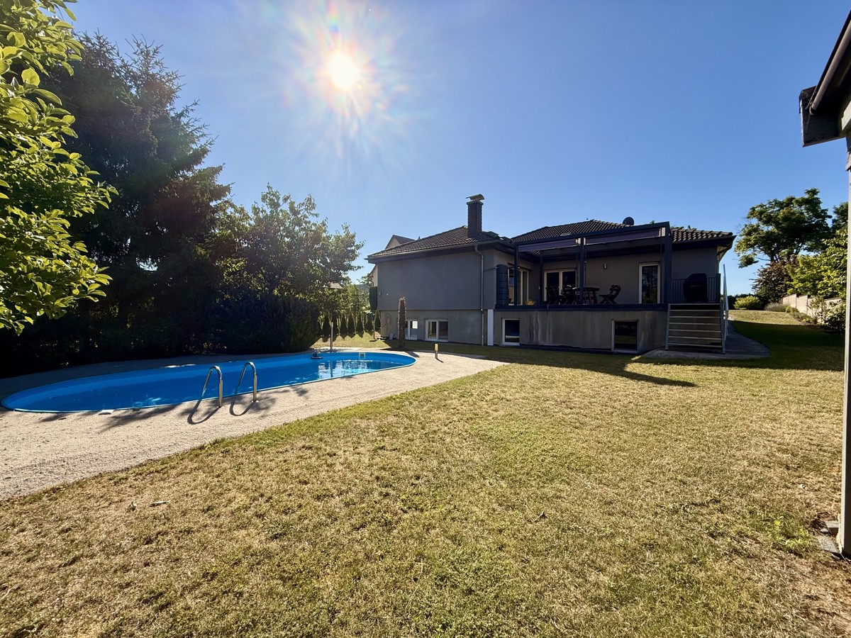 FAMILIENFREUNDLICHER BUNGALOW | Pool + Grundstück + Sauna + viel Platz und Komfort!