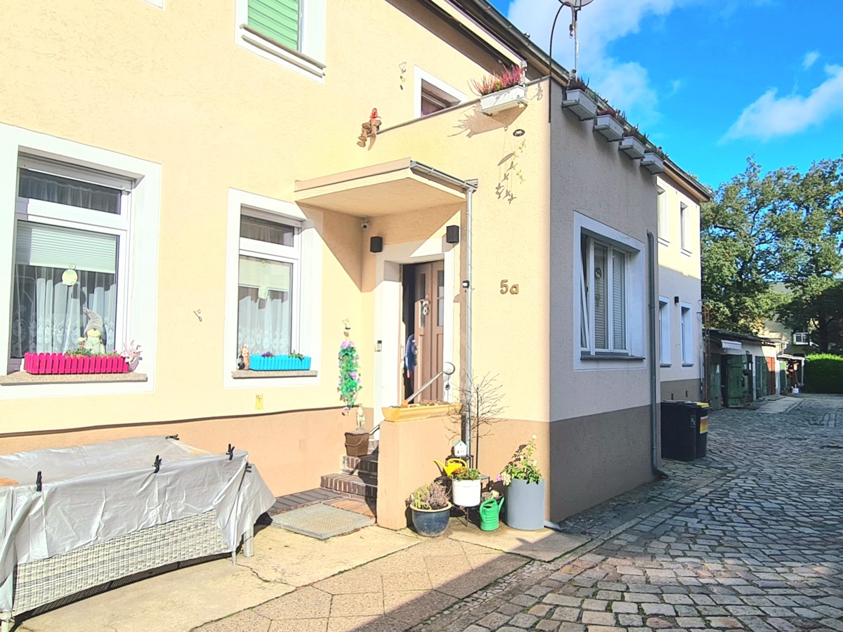 FINALER PREIS|PROVISIONSFREI|TOP-LAGE  BERLIN | 2 Familienhaus mit 4 Garagen und 6 Parkplätzen !