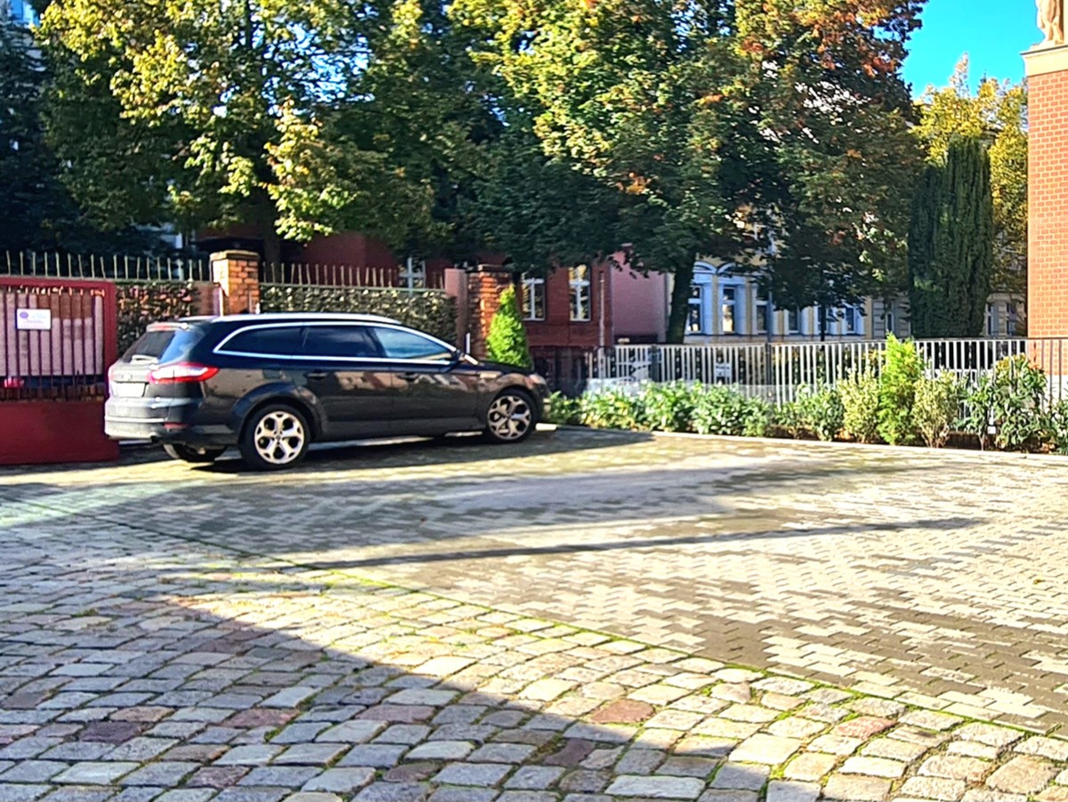 FINALER PREIS|PROVISIONSFREI|TOP-LAGE  BERLIN | 2 Familienhaus mit 4 Garagen und 6 Parkplätzen !