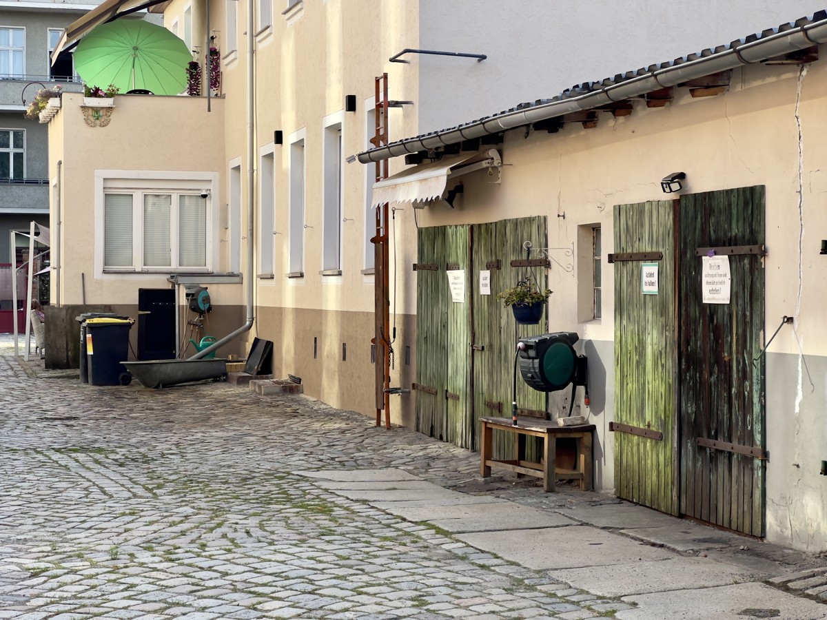 FINALER PREIS|PROVISIONSFREI|TOP-LAGE  BERLIN | 2 Familienhaus mit 4 Garagen und 6 Parkplätzen !