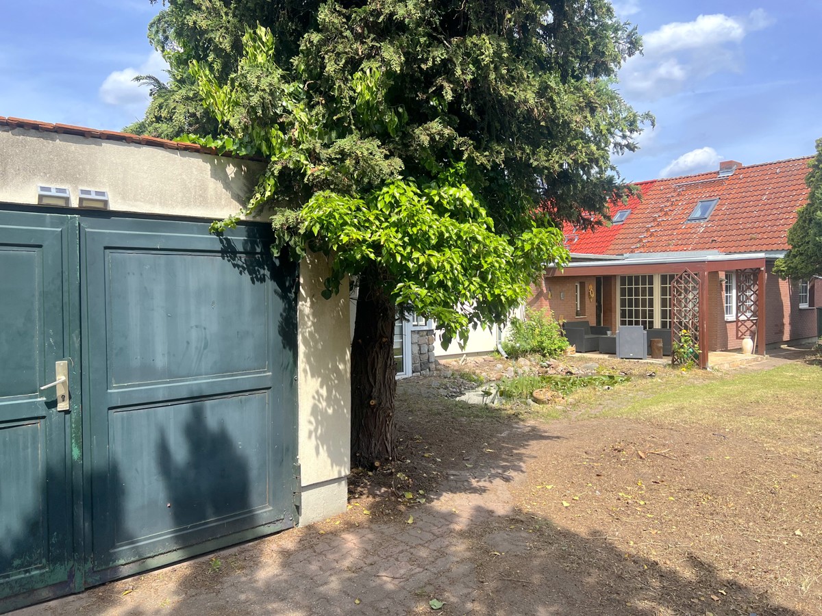 PROVISIONSFREI |133 m² Doppelhaushälfte mit Garage, Kamin, Pool, Teich auf 755m² Grundstück