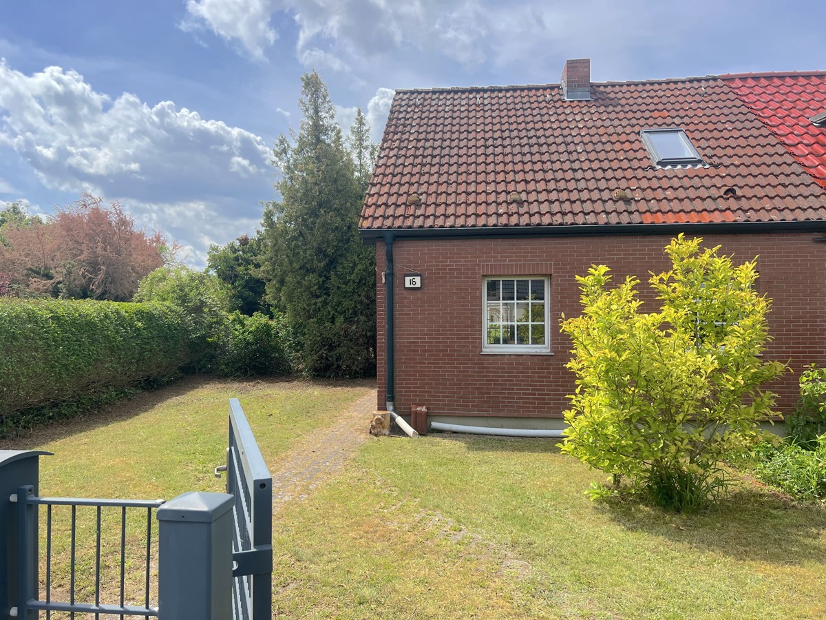 PROVISIONSFREI |133 m² Doppelhaushälfte mit Garage, Kamin, Pool, Teich auf 755m² Grundstück