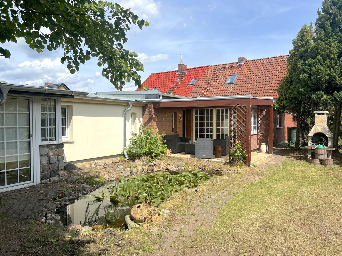 PROVISIONSFREI |133 m² Doppelhaushälfte mit Garage, Kamin, Pool, Teich auf 755m² Grundstück