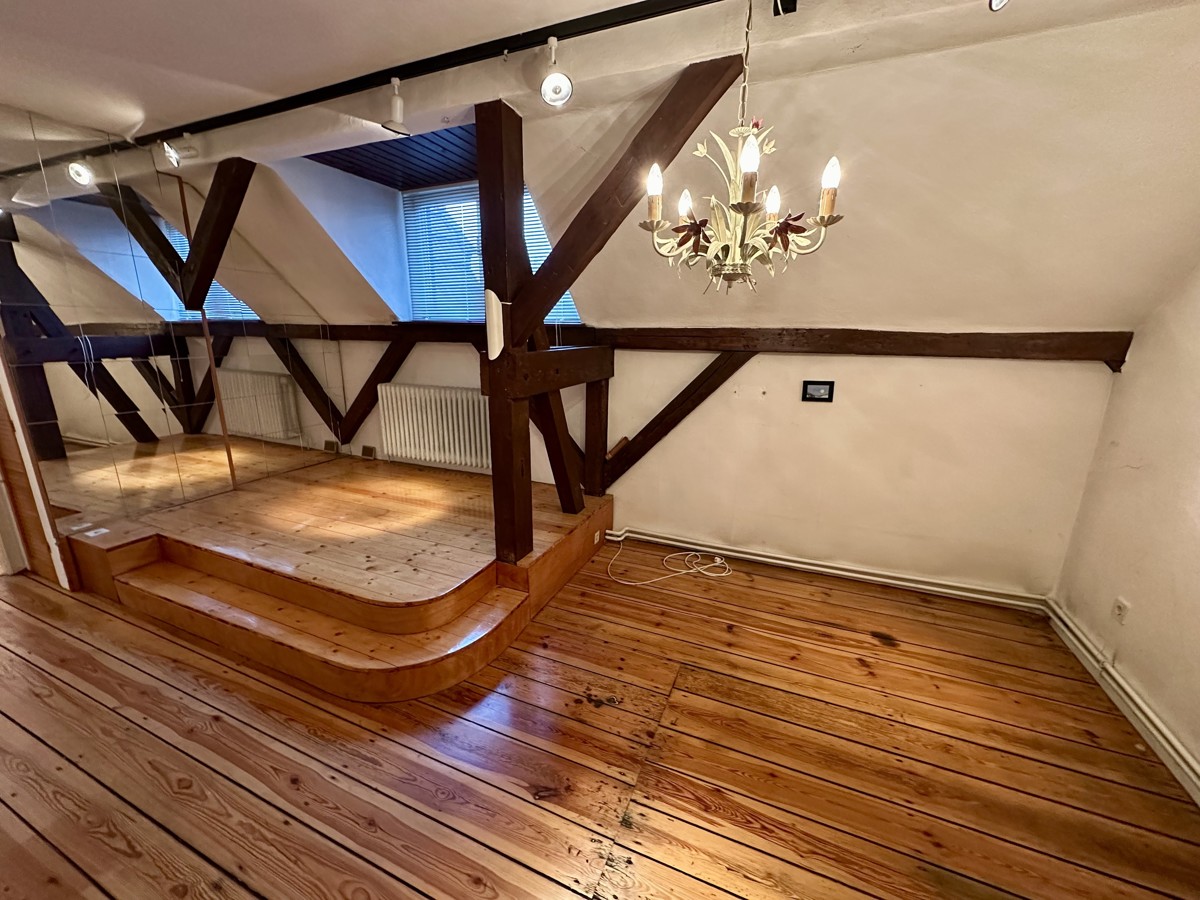 RESERVIERT | Erdgeschosswohnung mit 3 Zimmer + 2 Zimmer im Dachgeschoss!