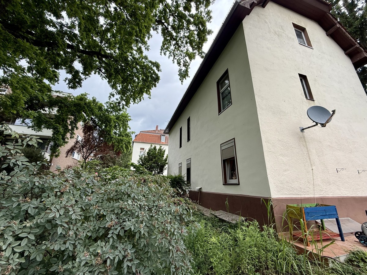 RESERVIERT | Erdgeschosswohnung mit 3 Zimmer + 2 Zimmer im Dachgeschoss!