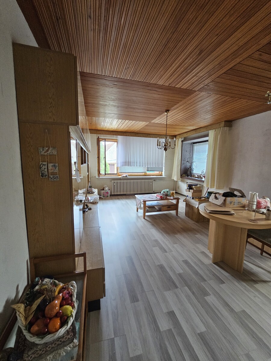 Reserviert – Charmantes Einfamilienhaus mit Garten und 3 Garagen in ruhiger Lage von Straach