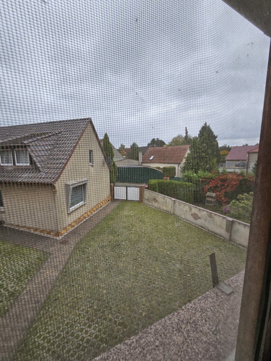 Reserviert – Charmantes Einfamilienhaus mit Garten und 3 Garagen in ruhiger Lage von Straach