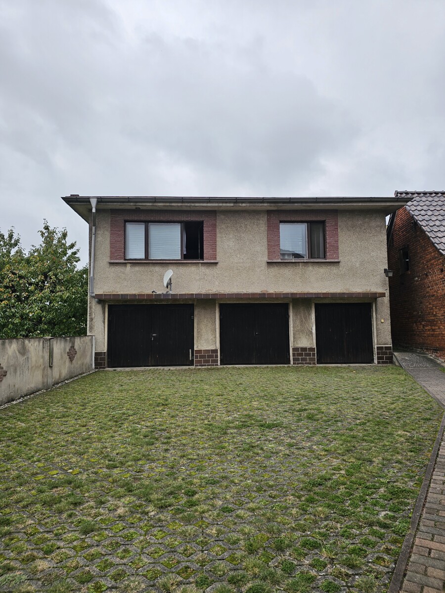 Reserviert – Charmantes Einfamilienhaus mit Garten und 3 Garagen in ruhiger Lage von Straach