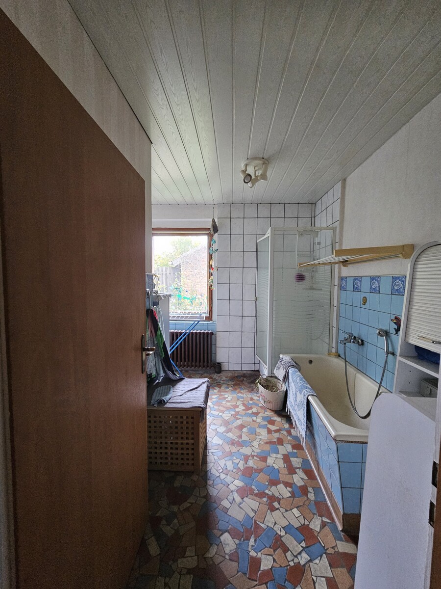 Reserviert – Charmantes Einfamilienhaus mit Garten und 3 Garagen in ruhiger Lage von Straach