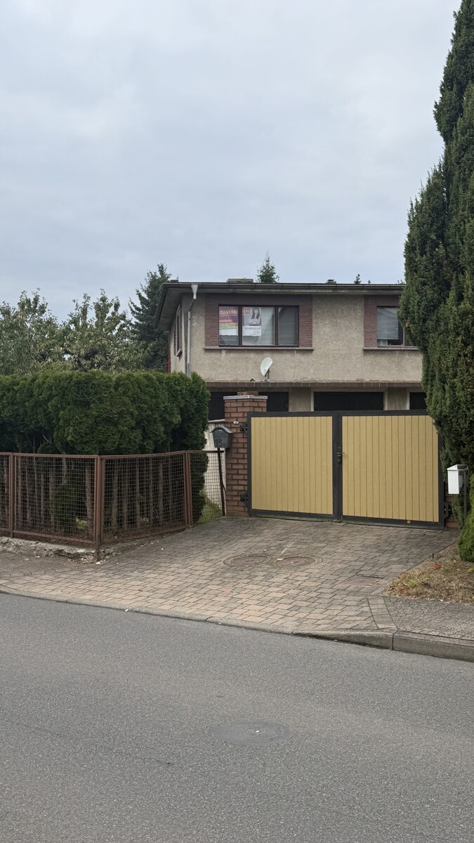 Reserviert – Charmantes Einfamilienhaus mit Garten und 3 Garagen in ruhiger Lage von Straach