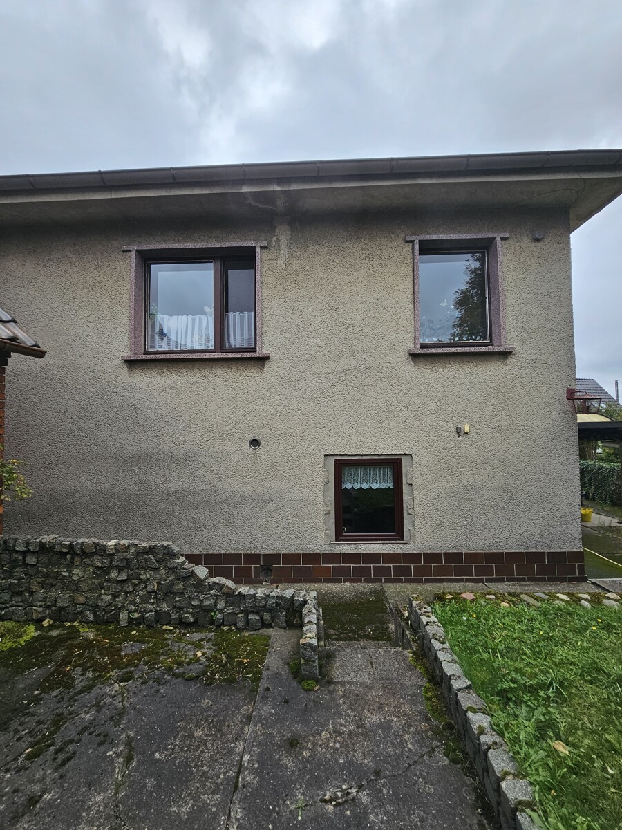 Reserviert – Charmantes Einfamilienhaus mit Garten und 3 Garagen in ruhiger Lage von Straach