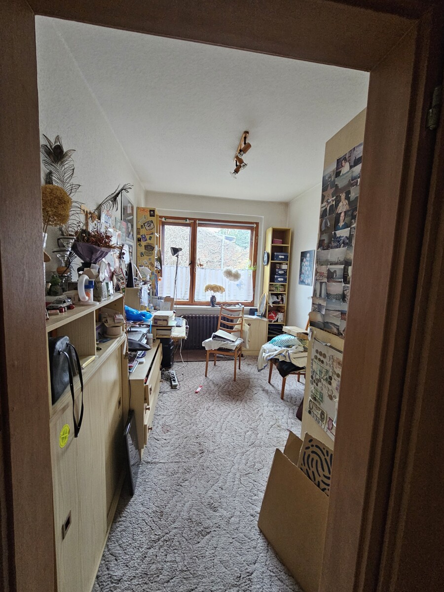 Reserviert – Charmantes Einfamilienhaus mit Garten und 3 Garagen in ruhiger Lage von Straach