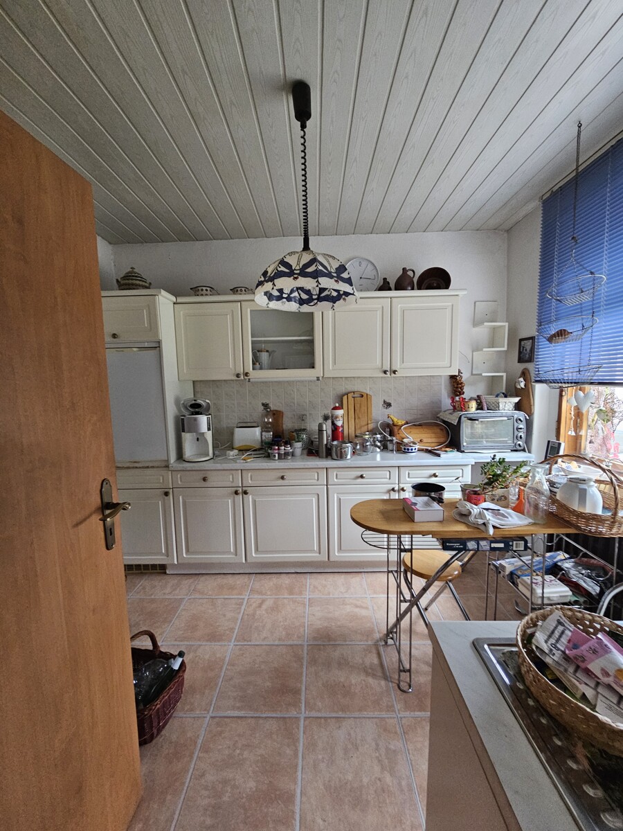 Reserviert – Charmantes Einfamilienhaus mit Garten und 3 Garagen in ruhiger Lage von Straach