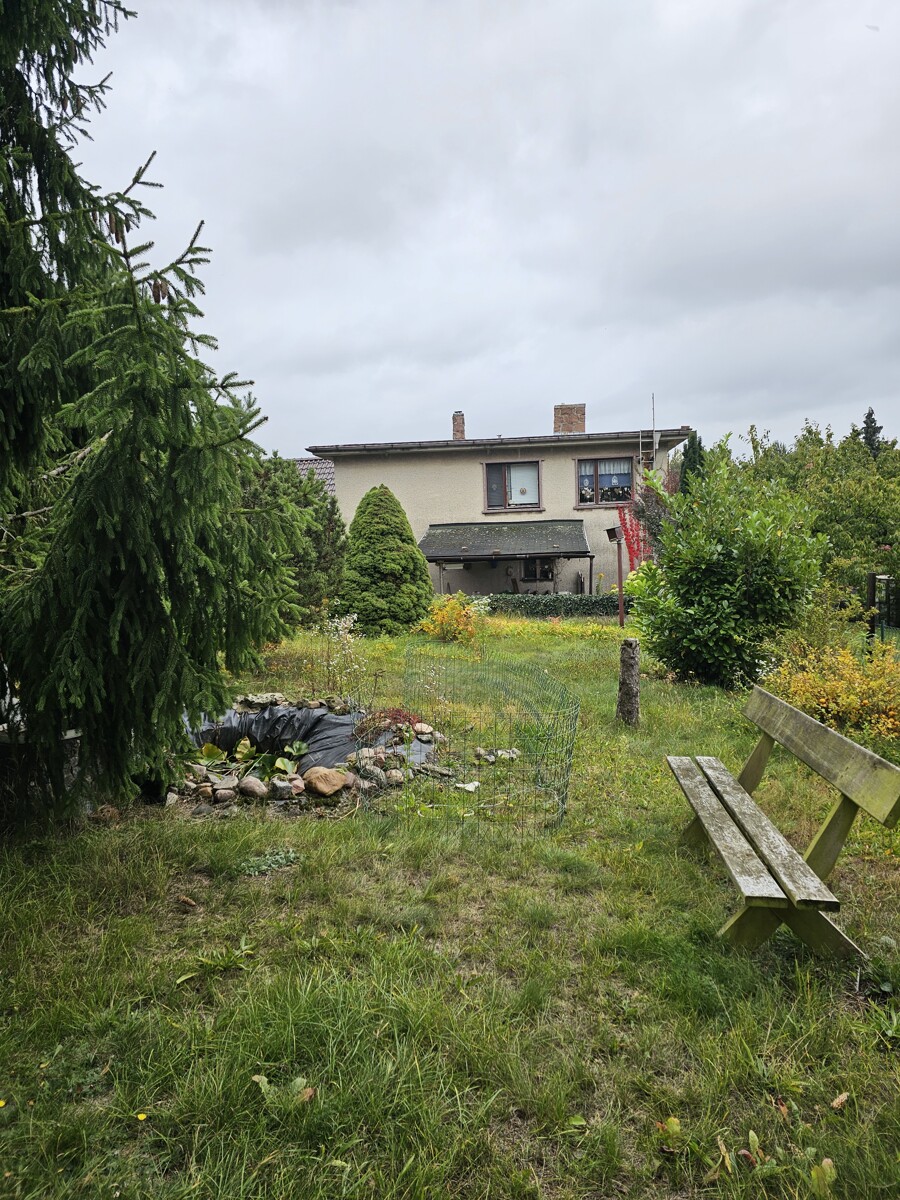 Reserviert – Charmantes Einfamilienhaus mit Garten und 3 Garagen in ruhiger Lage von Straach