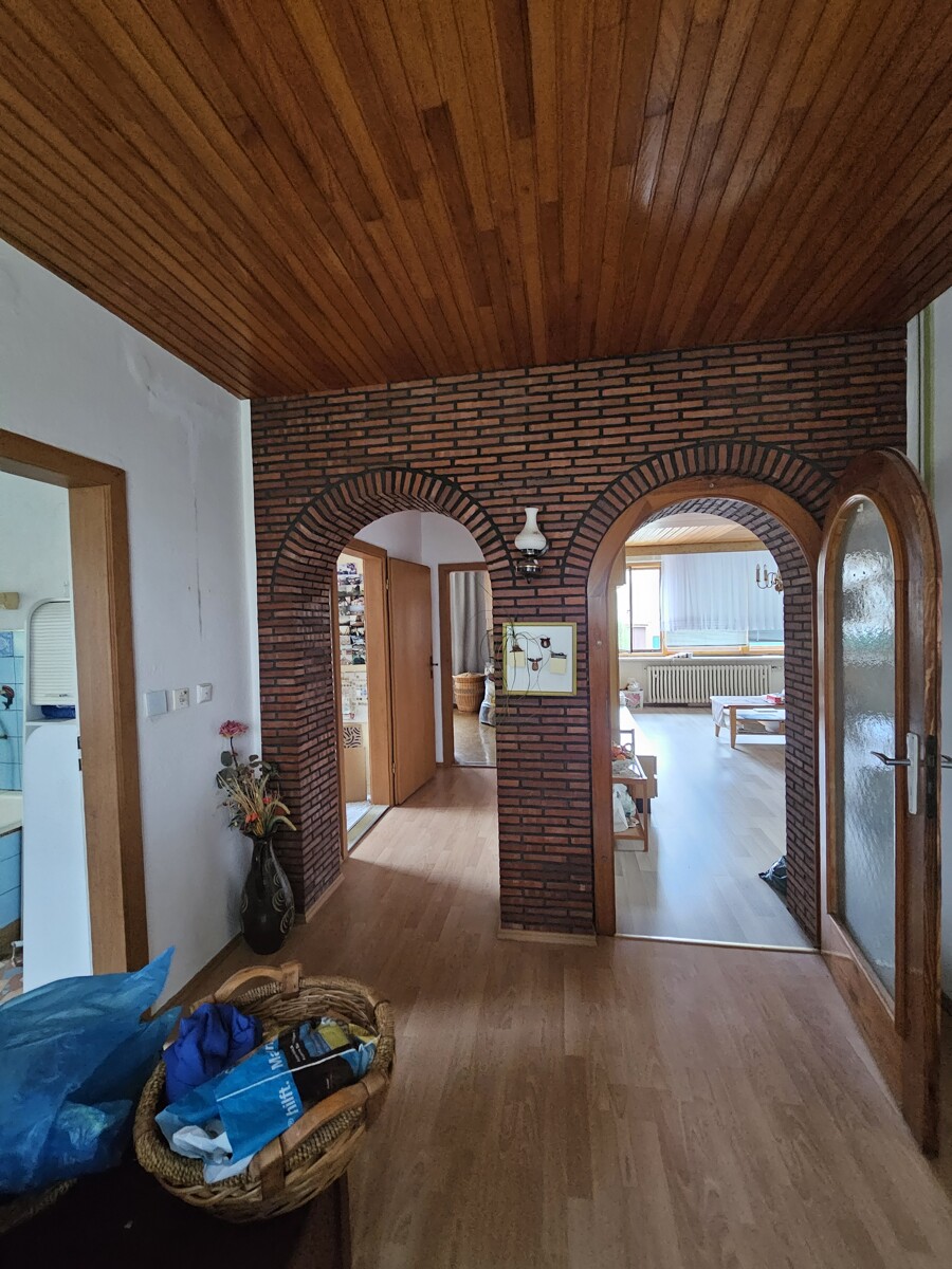 Reserviert – Charmantes Einfamilienhaus mit Garten und 3 Garagen in ruhiger Lage von Straach