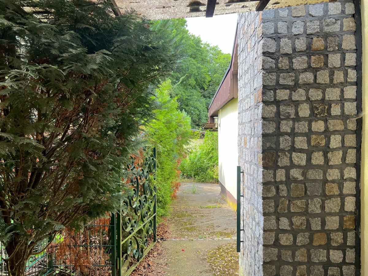 PROVISIONSFREI | Handwerkerobjekt auf großem Grundstück in ruhiger Lage