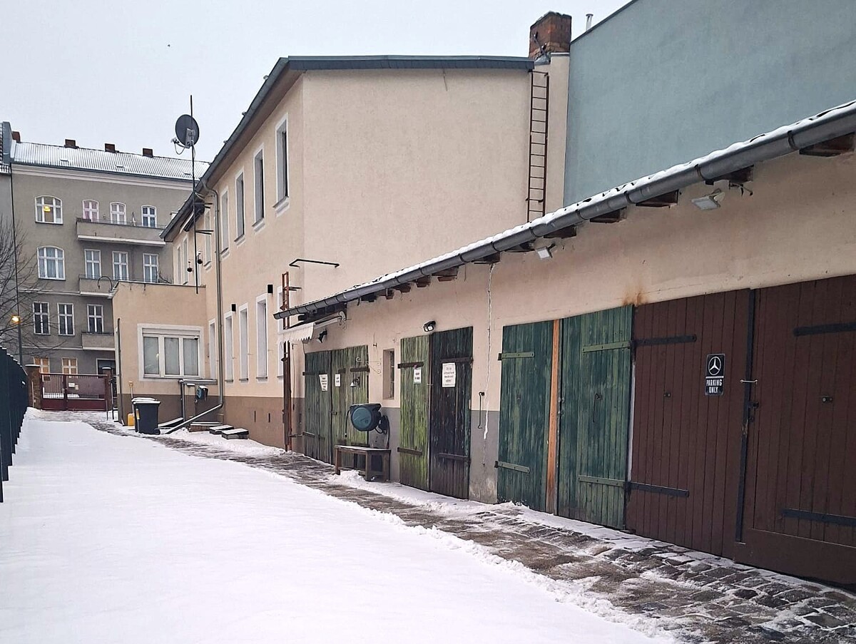 Zweifamilienhaus mit 2x 90 m² Wohnungen, 7 Zimmer, 4 Garagen, 6 Stellplätze, 696m² Grundstück