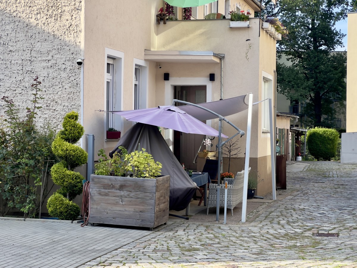 Zweifamilienhaus mit 2x 90 m² Wohnungen, 7 Zimmer, 4 Garagen, 6 Stellplätze, 696m² Grundstück