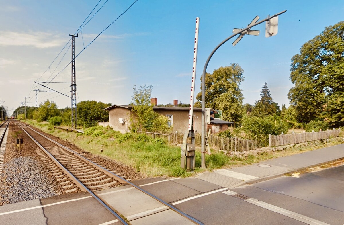 BAHNGRUNDSTÜCK | Direkt an der Trasse gelegenes Kleinhaus mit großem Grundstück -> provisionsfrei 