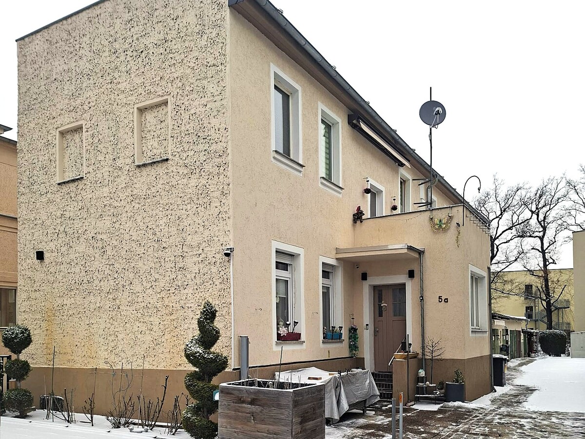 Zweifamilienhaus mit 2x 90 m² Wohnungen, 7 Zimmer, 4 Garagen, 6 Stellplätze, 696m² Grundstück