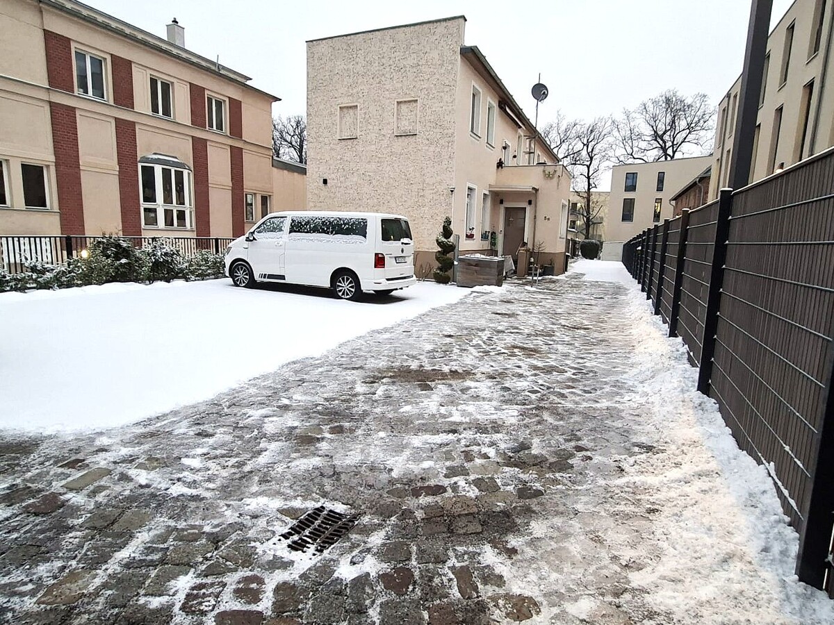 Zweifamilienhaus mit 2x 90 m² Wohnungen, 7 Zimmer, 4 Garagen, 6 Stellplätze, 696m² Grundstück