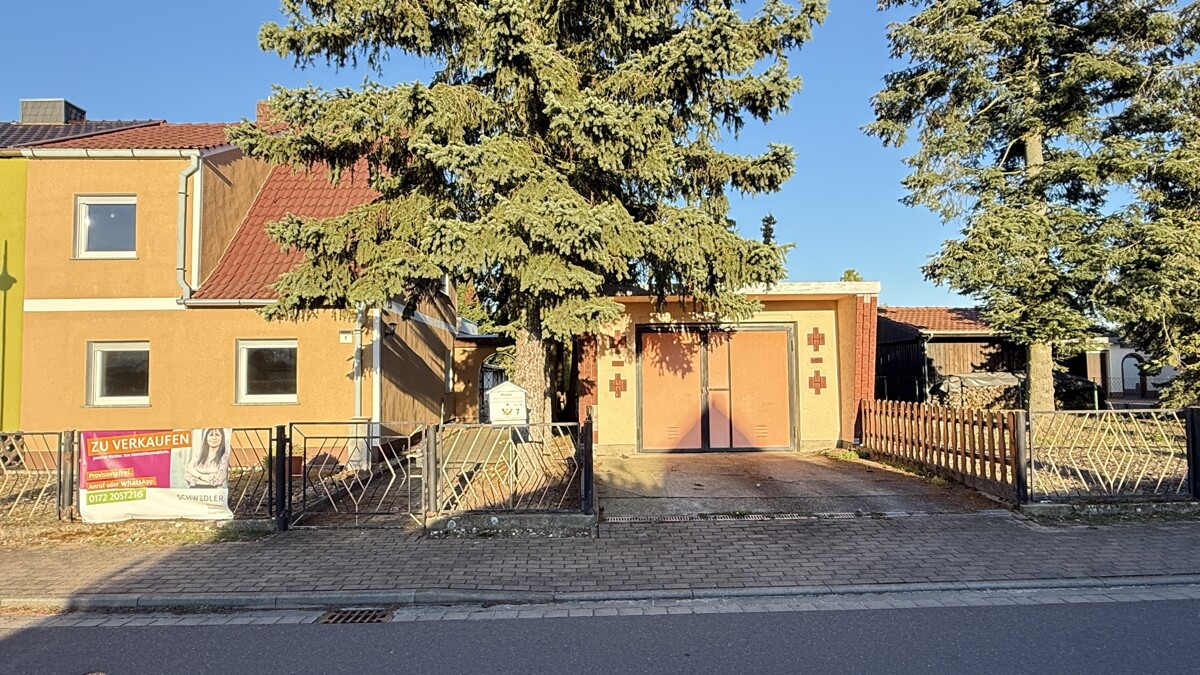 PROVISIONSFREI – Familienfreundliche Doppelhaushälfte mit Garage und  großem Grundstück in Abtsdorf