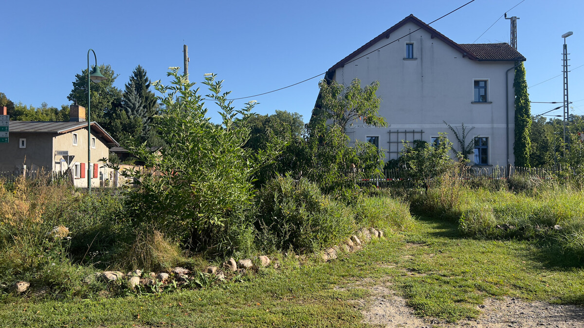 IDYLLE AM BAHNHOF | Kleinhaus zentral mit PV-Anlage und 2 Nebengelassen ohne Provision