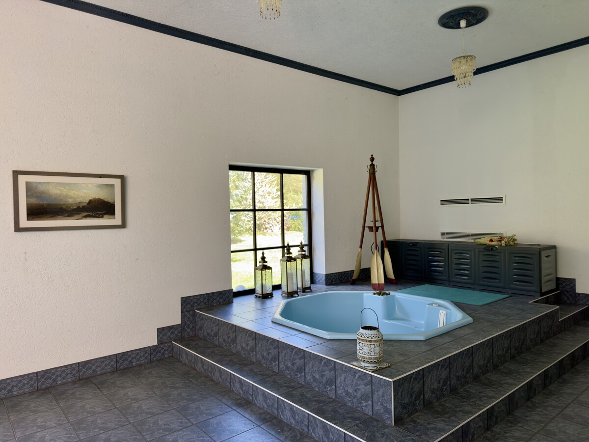 NEUER PREIS | Großzügige Villa mit Schwimmbad und parkähnlichem Garten