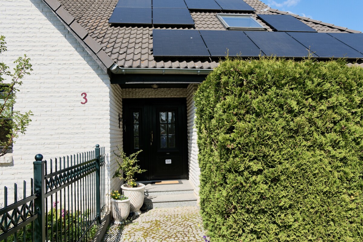 NEUER PREIS | Großzügige Villa mit Schwimmbad und parkähnlichem Garten