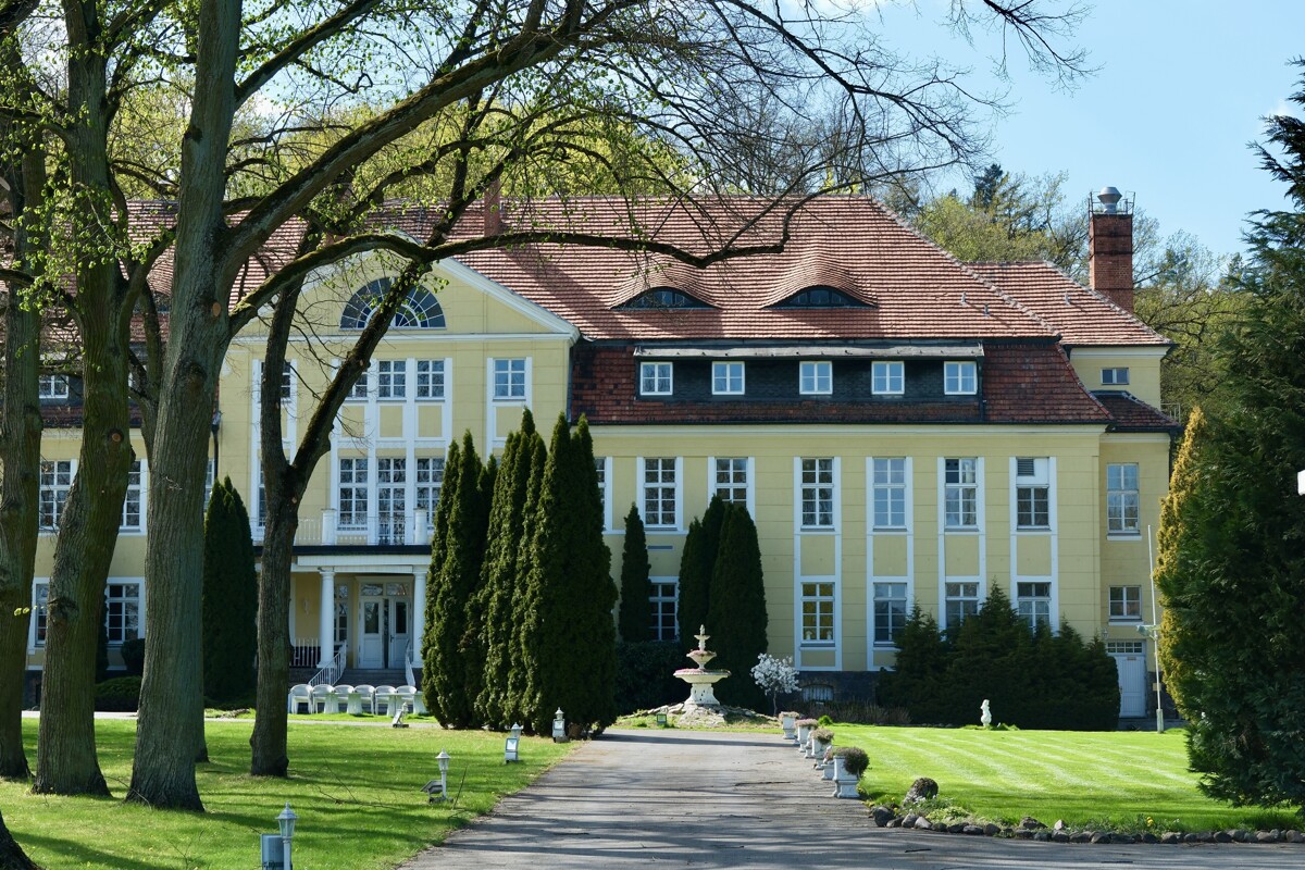 NEUER PREIS | Großzügige Villa mit Schwimmbad und parkähnlichem Garten