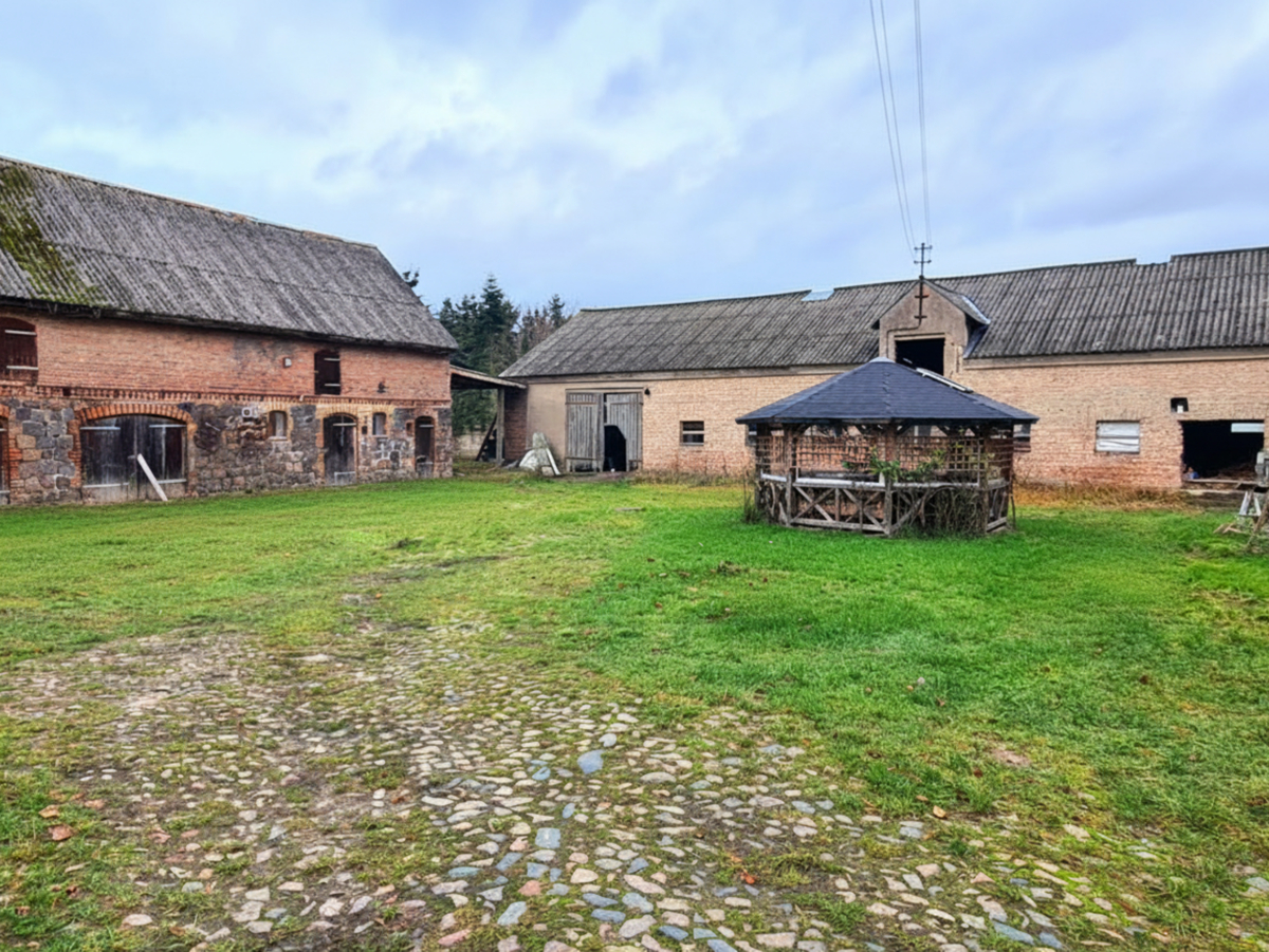 NEUER PREIS  | Großzügiger Vierseitenhof mit 260m² Haus auf fast 9000 m² Grundstück - viel Potential