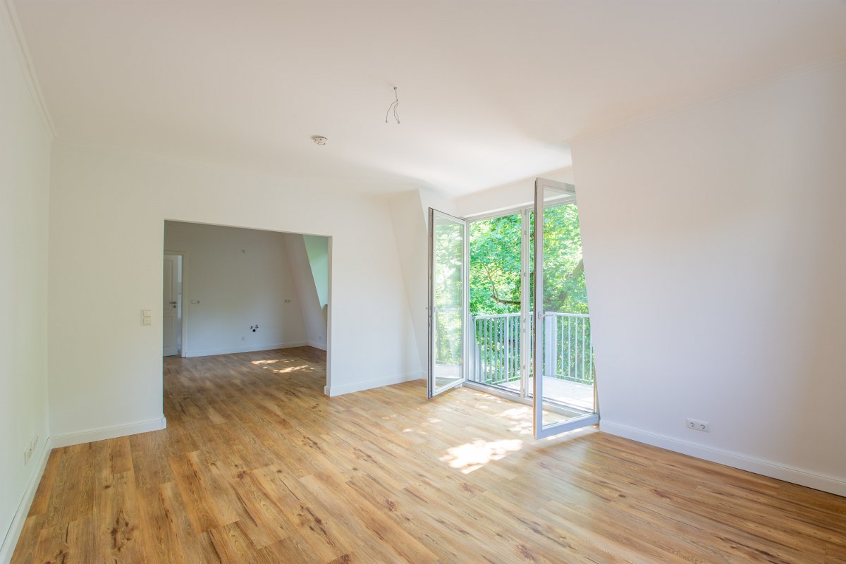 PROVISIONSFREI | Exklusive 5-Raum-Dachgeschosswohnung mit Parkblick, Balkon, Aufzug & TG-Stellplatz