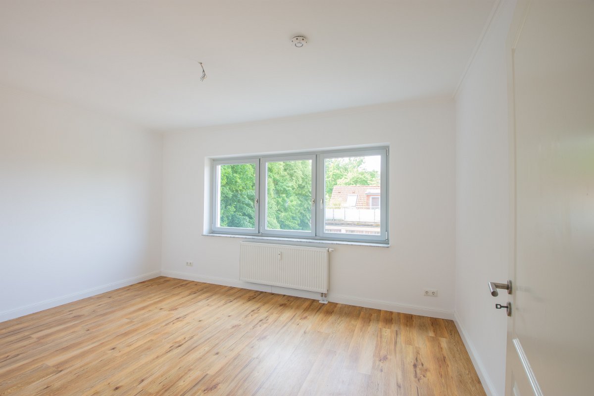 PROVISIONSFREI | Exklusive 5-Raum-Dachgeschosswohnung mit Parkblick, Balkon, Aufzug & TG-Stellplatz